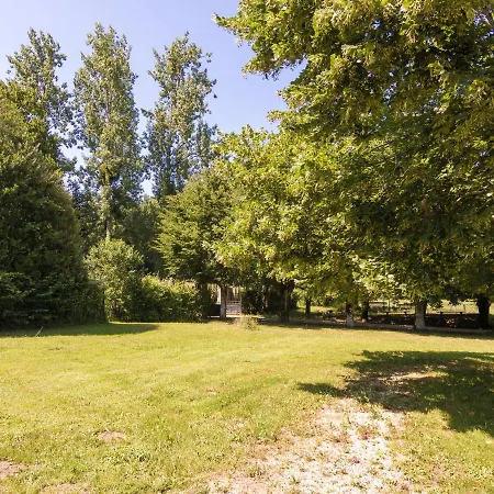Quaint In Aquitaine With Furnished Garden 펜션