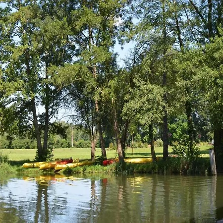 펜션 Quaint In Aquitaine With Furnished Garden