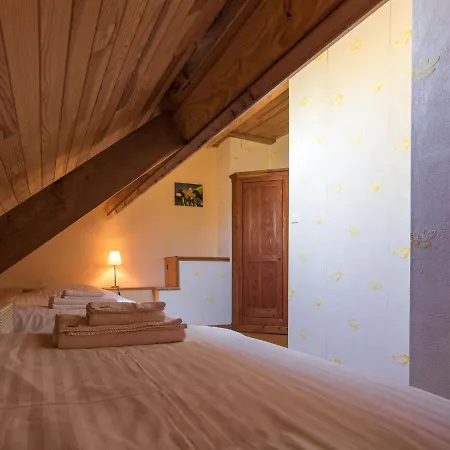 Quaint In Aquitaine With Furnished Garden 펜션 *